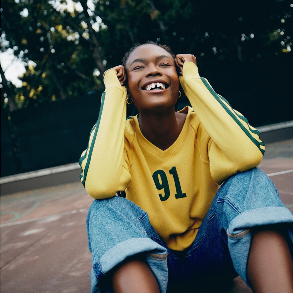 DAYDREAMER LA 91 V-Neck Sweatshirt in Golden Daze